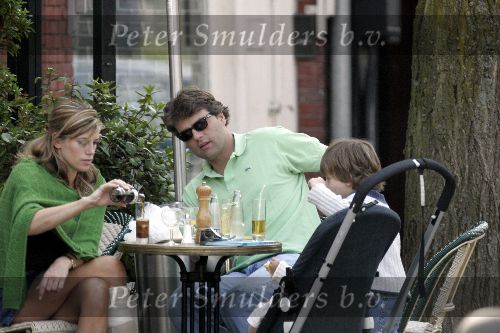 Amsterdam 1 mei  2005
Reinout Oerlemans en Danielle Overgaag op terras bij joffers samen met Thijmen