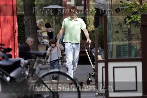 Amsterdam 1 mei  2005
Reinout Oerlemans en Danielle Overgaag op terras bij joffers samen met Thijmen en Fiene