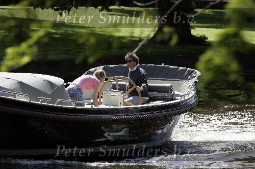 Amsterdam 14 mei 2005
Reinout Oerlemans en Danielle Overgaag varen met sloep.
Fiene en Thijmen zijn ook mee.
