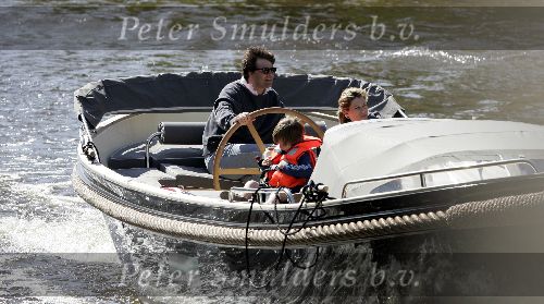 Amsterdam 14 mei 2005
Reinout Oerlemans en Danielle Overgaag varen met sloep.
Fiene en Thijmen zijn ook mee.