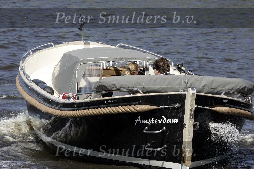 Amsterdam 14 mei 2005
Reinout Oerlemans en Danielle Overgaag varen met sloep.
Fiene en Thijmen zijn ook mee.