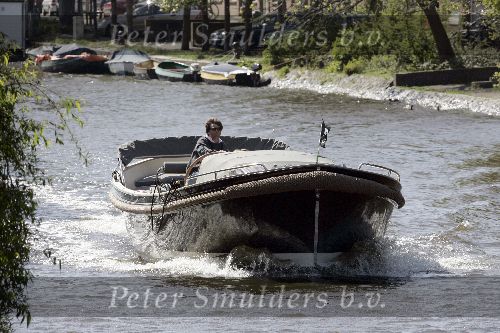 Amsterdam 14 mei 2005
Reinout Oerlemans en Danielle Overgaag varen met sloep.
Fiene en Thijmen zijn ook mee.