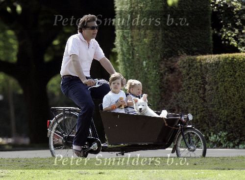 Amsterdam 28 mei 2005
Reinout Oerlemans met Fiene en Thijmen en hond evert in bakfiets