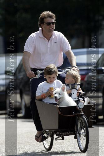 Amsterdam 28 mei 2005
Reinout Oerlemans met Fiene en Thijmen en hond evert in bakfiets