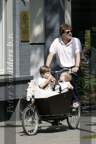Amsterdam 28 mei 2005
Reinout Oerlemans met Fiene en Thijmen en hond evert in bakfiets