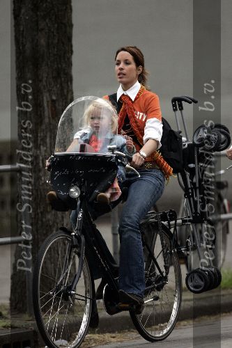 Amsterdam 30 april 2005
Renee Vervoorn met dochter op fiets.