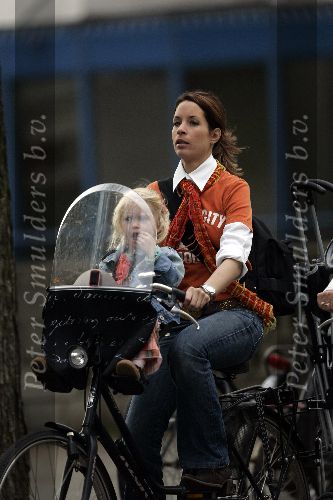 Amsterdam 30 april 2005
Renee Vervoorn met dochter op fiets.