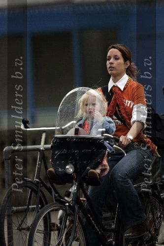 Amsterdam 30 april 2005
Renee Vervoorn met dochter op fiets.