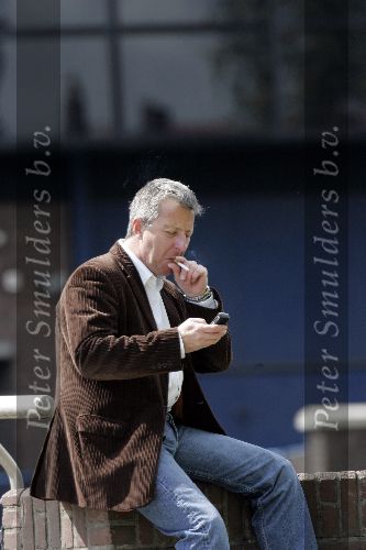 Amsterdam 10 mei 2005
Rob Jansen op cornelis schuytstraat met gsm en sigaret
