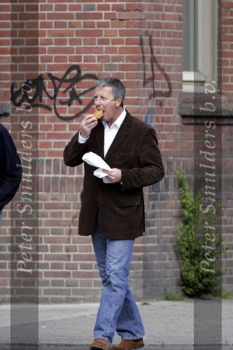 Amsterdam 10 mei 2005
Rob Jansen op cornelis schuytstraat met broodje.