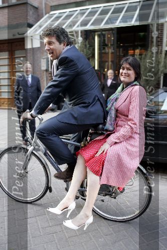 Amsterdam 11 mei 2005
Frans Molenaar feestje 65 jaar bij Le garage.
Robert ten Brink met vrouw Roos achter op fiets