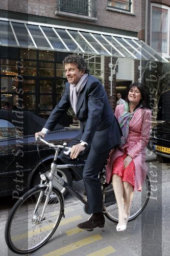Amsterdam 11 mei 2005
Frans Molenaar feestje 65 jaar bij Le garage.
Robert ten Brink met vrouw Roos achter op fiets