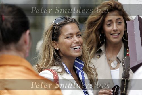 Amsterdam 11 mei 2005
Silvie Meis op pc Hooftstraat  en Dani Bles