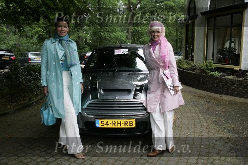 Vierhouten 29 mei 2005
Rally met cabrio\'s vanwege 10 jarig bestaan Beau Monde.
Suze Mens en Suze Mens met mini cooper cabrio