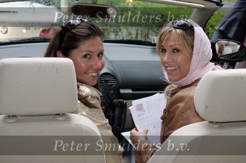 Vierhouten 29 mei 2005
Rally met cabrio\'s vanwege 10 jarig bestaan Beau Monde.
Josefine v Asdonk in  VW kever cabrio en Tanja Jess met hoofddoek