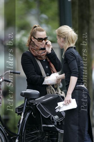 Amsterdam 11 mei 2005
Trijntje Oosterhuis op fiets met gsm