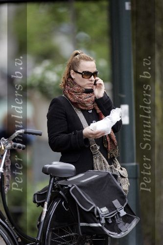 Amsterdam 11 mei 2005
Trijntje Oosterhuis   met gsm en broodje