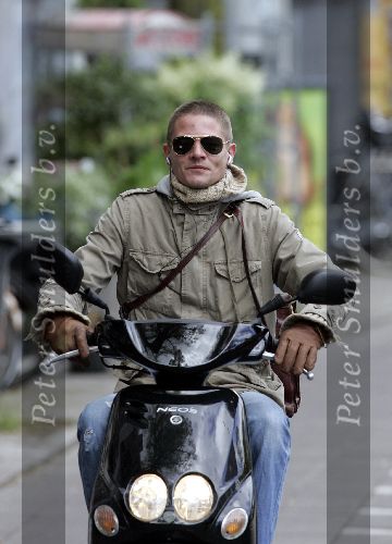 Amsterdam 10 mei 2005
Tygo Gernandt op scooter met kort haar en zonnebril