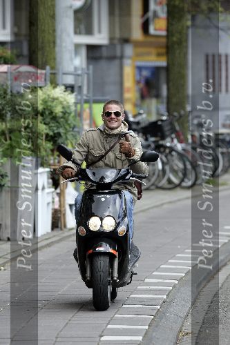 Amsterdam 10 mei 2005
Tygo Gernandt op scooter met kort haar en zonnebril