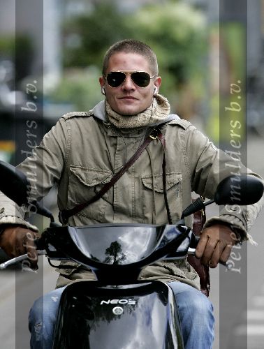 Amsterdam 10 mei 2005
Tygo Gernandt op scooter met kort haar en zonnebril