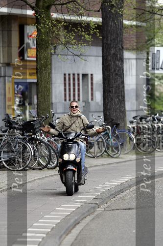 Amsterdam 10 mei 2005
Tygo Gernandt op scooter met kort haar en zonnebril