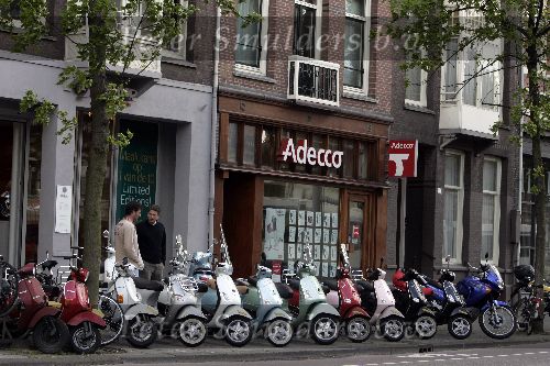 Amsterdam 10 mei 2005
Vespa scooters bij Andiamo op straat
