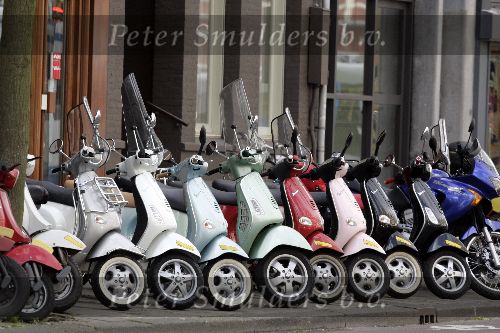 Amsterdam 10 mei 2005
Vespa scooters bij Andiamo op straat
