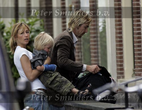 Weesp 1 mei  2005
Wendy v Dijk met zoontje Sem met arm in gips. Chris Zegers