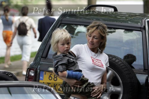 Weesp 1 mei 2005
Wendy v Dijk en Sem imet arm in gips