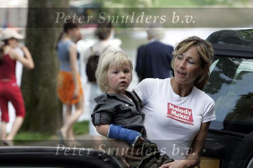 Weesp 1 mei 2005
Wendy v Dijk en Sem  met arm in gips