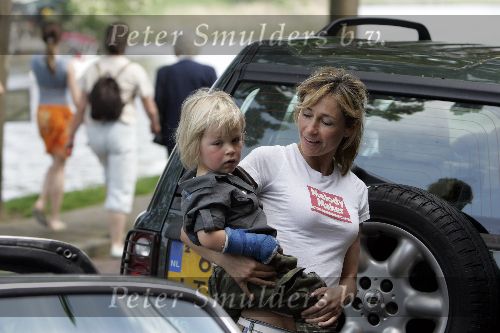 Weesp 1 mei 2005
Wendy v Dijk en Sem imet arm in gips