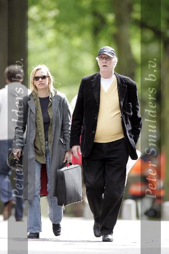 Den Haag 9 mei 2005
Wik Jongsma met petje en vriendin winkelen in Den Haag.