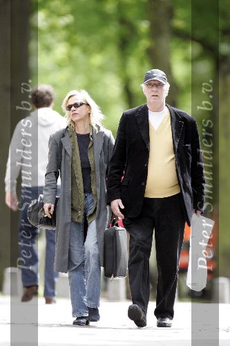 Den Haag 9 mei 2005
Wik Jongsma met petje en vriendin winkelen in Den Haag.