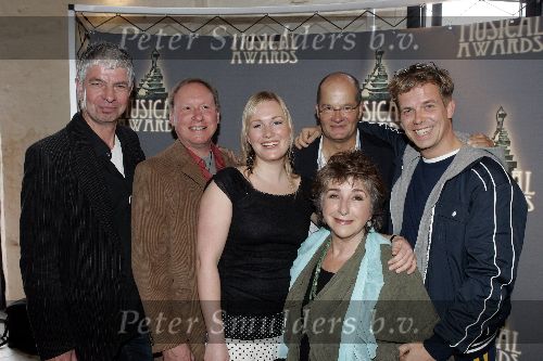 Amsterdam 20 mei 2005
Perslunch ivm John Kraaykamp musical awards in Fifteen.
vlnr ...Wieneke Remmers (zwarte blouse) Willem Ennes (kaal Bril) Sylvia Alberts en Dennis Overeem