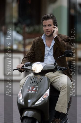 Amsterdam 2 mei 2005
Winston Gerschtanowitz op vespa scooter met gsm