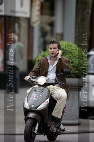 Amsterdam 2 mei 2005
Winston Gerschtanowitz op vespa scooter met gsm