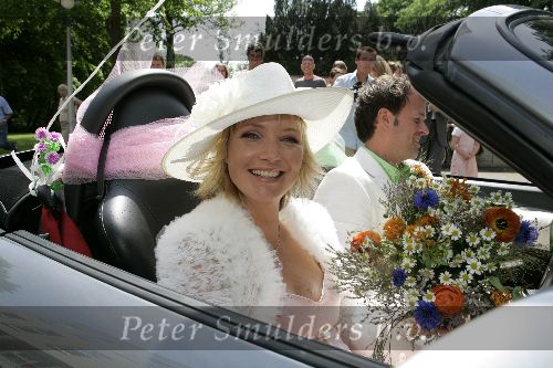 Joure 28 mei 2005
Trouwen Yvonne Jaspers en Pieter v d Beukering.
Yvonne in Porsche cabrio