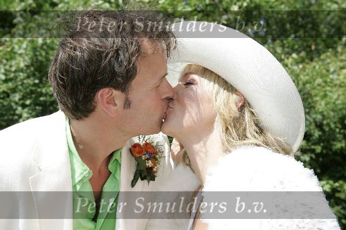 Joure 28 mei 2005
Trouwen Yvonne Jaspers en Pieter v d Beukering.
Yvonne kussend met man