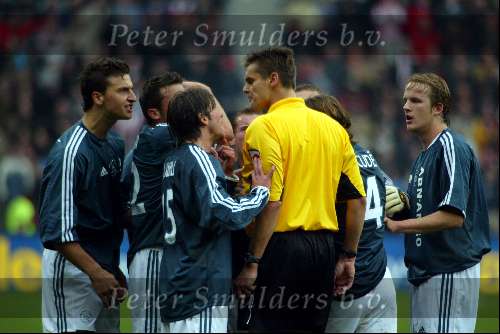 Eindhoven 26 Oktober 2003
PSV-AJAX, eindstand 2-2

Braamhaar in discussie met Maxwell Ibrahimovic

PETER SMULDERS BV