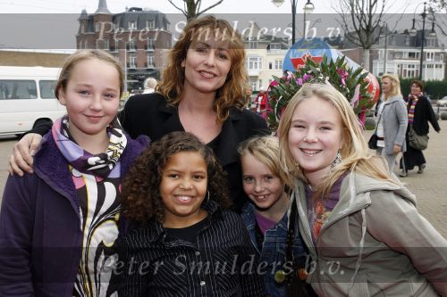 Scheveningen 25 oktober 2006
Premiere Kus in circustheater.
Angela Groothuizen met dochters