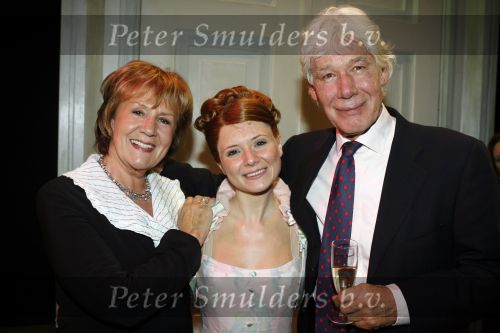 Apeldoorn 2 november 2006
Premiere My fair lady met Celine Purcell en Thom Hoffman.
Celine Paul v Vliet en Annewil Blankers
