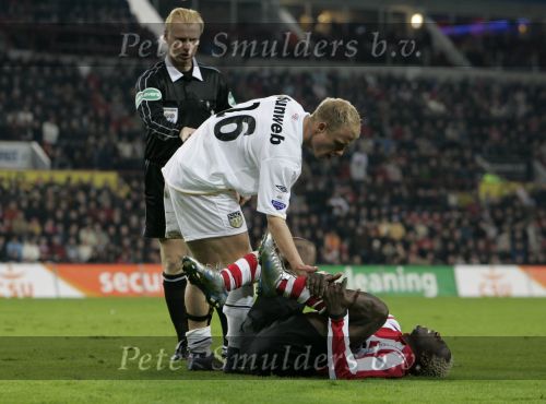 Eindhoven, 4 November 2006 Kompetitiewedstrijd PSV-NAC Eindstand 3-0 Seizoen 2006/2007
Arouna Kone is onderuit gehaald door Danny Mathijssen. Scheidsrechter Blom