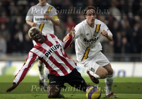 Eindhoven, 4 November 2006 Kompetitiewedstrijd PSV-NAC Eindstand 3-0 Seizoen 2006/2007
Arouna Kone wordt onderuit gehaald door Ronnie Stam