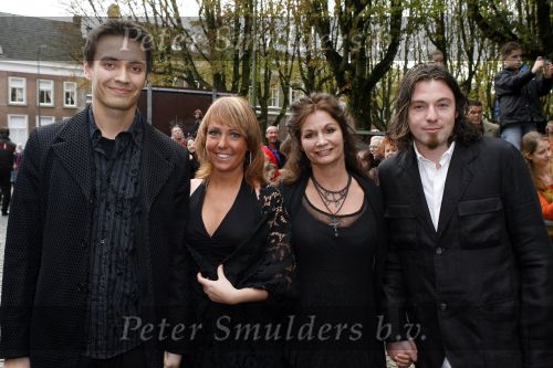Den Bosch 22 oktober 2006
Premiere Grease in Den Bosch.
Belinda Meuldijk met vriend Thiery en Robert met zijn vriendin