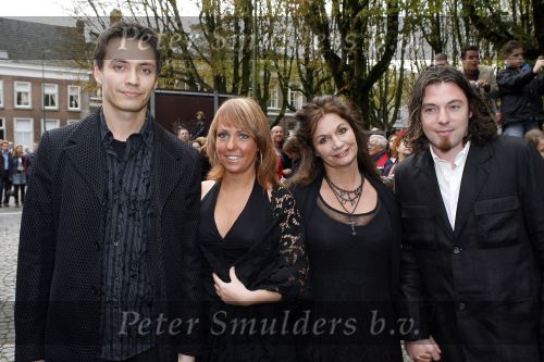 Den Bosch 22 oktober 2006
Premiere Grease in Den Bosch.
Belinda Meuldijk met vriend Thiery en Robert met zijn vriendin