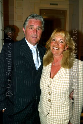 Amsterdam 10 maart 2003
Modeshow Frans Molenaar in amstel hotel.
Carol Dona met zijn vrouw Marianne Dona