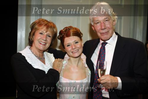 Apeldoorn 2 november 2006
Premiere My fair lady met Celine Purcell en Thom Hoffman.
Celine Paul v Vliet en Annewil Blankers