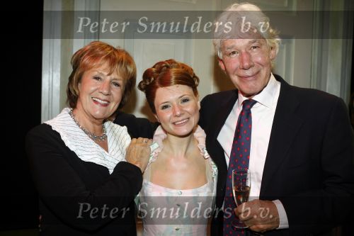 Apeldoorn 2 november 2006
Premiere My fair lady met Celine Purcell en Thom Hoffman.
Celine Paul v Vliet en Annewil Blankers