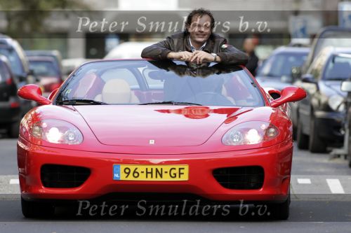 Amsterdam 22 oktober 2004
Chris Luken in zin rode ferrari cabrio