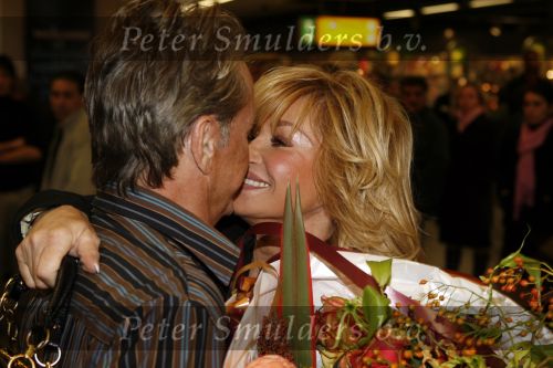 Schiphol 5 november 2006
hans Breukhoven arriveert op schiphol na reis naar de Mount Everest. Connie Constanza Jordi (met zijn vrouw) Marvin Shanna en  Edwin(met vriendin) zijn 
daar.